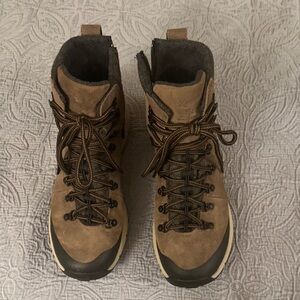 DANNER. Men’s boots.